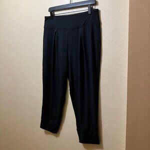 Fabletics Women's Black Pleated Athletic Capri Pull On Flowy Pants Size Medium